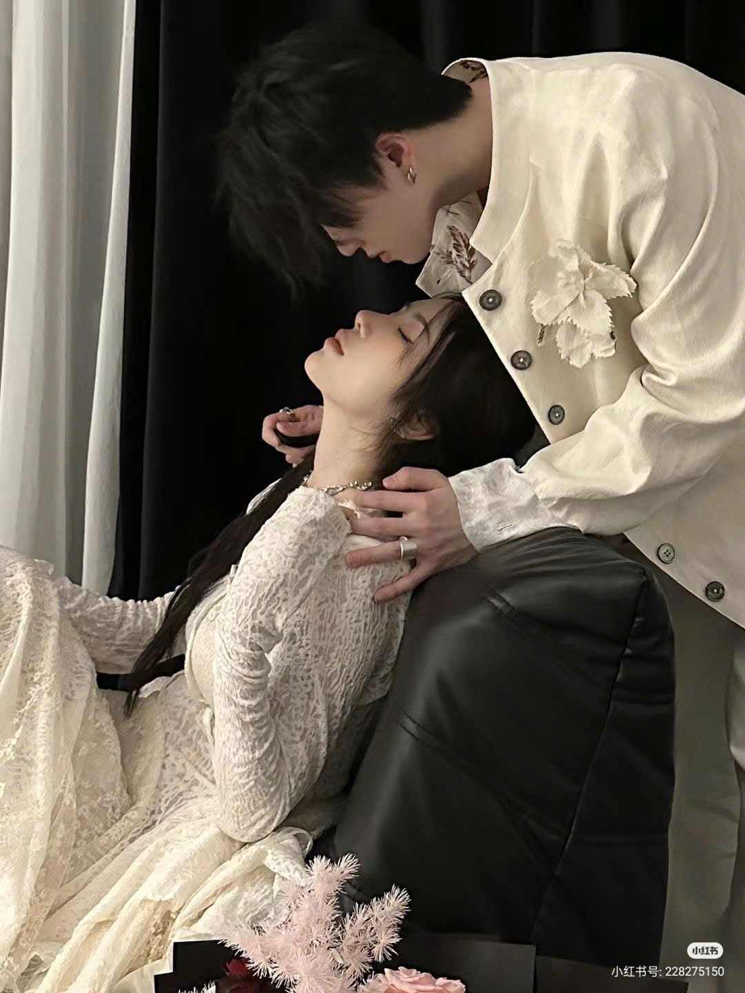 TÌNH CẢM KHÔNG CẦN PHẢI NẮM TRONG TAY