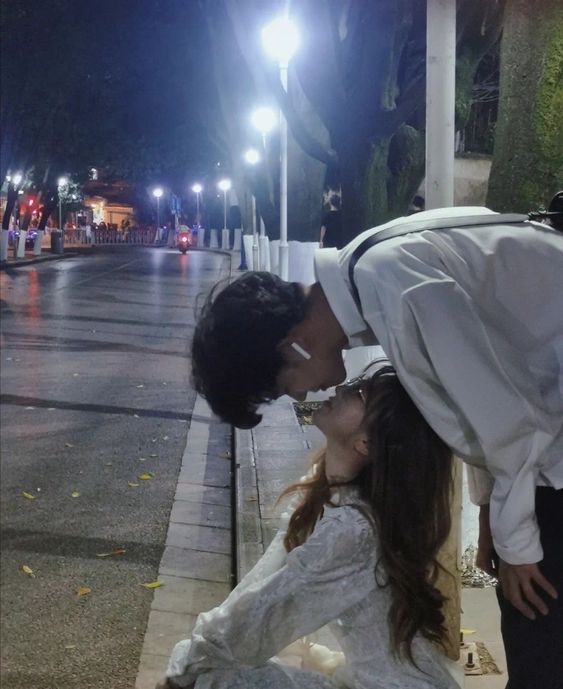 THEO ĐUỔI NAM THẦN