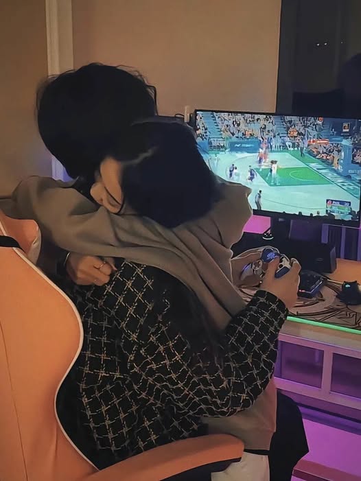 Bạn cùng phòng của anh trai là của tôi