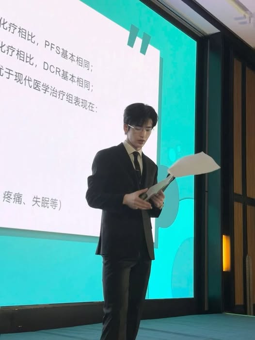 Công Khai “Đá” Thầy Giáo Trước Lớp