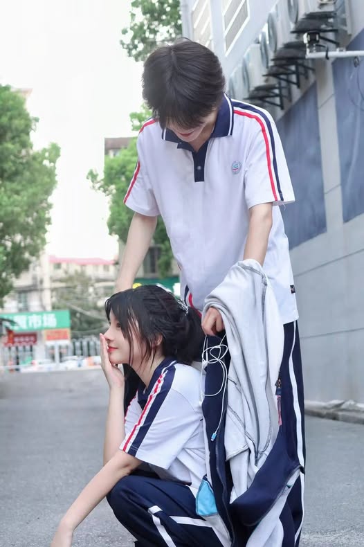 Cưa đổ crush hộ bạn thân, ai ngờ cậu ta cưa lại tôi