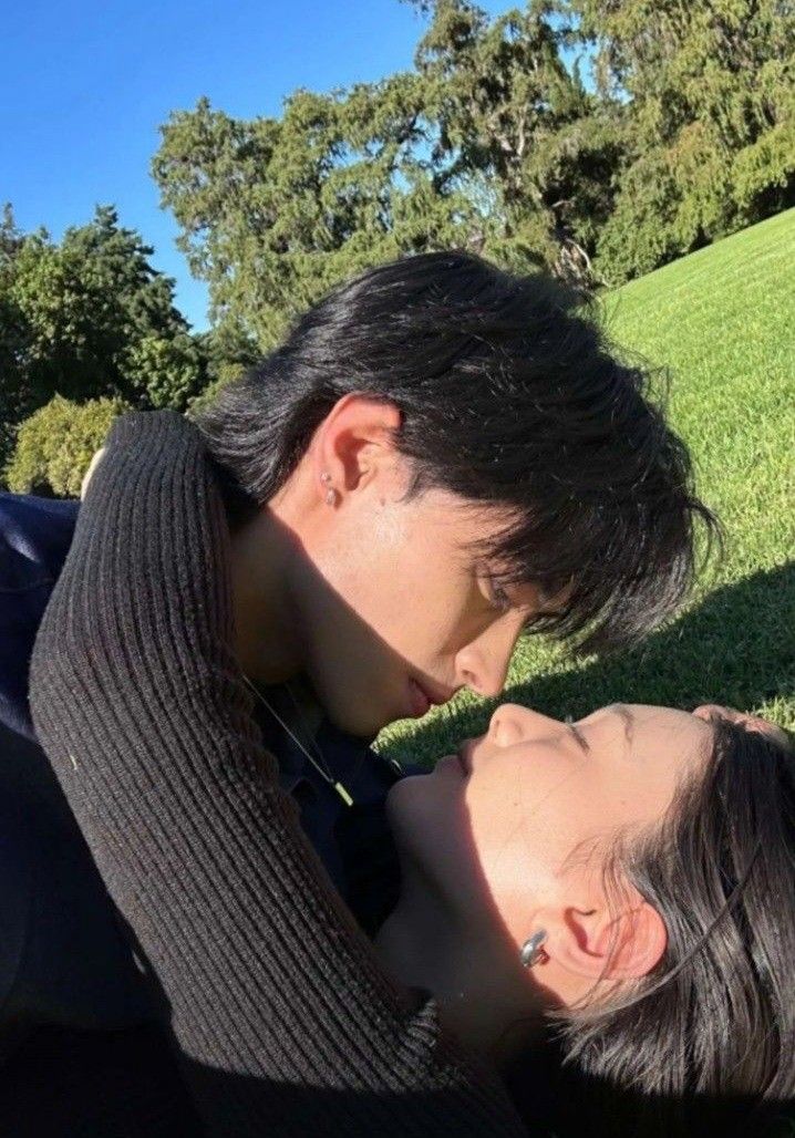 Nam Thần Tỏ Tình Với Tôi Chỉ Để Cá Cược — Sáng Hôm Sau Tôi Khiến Họ Lên Hot Search